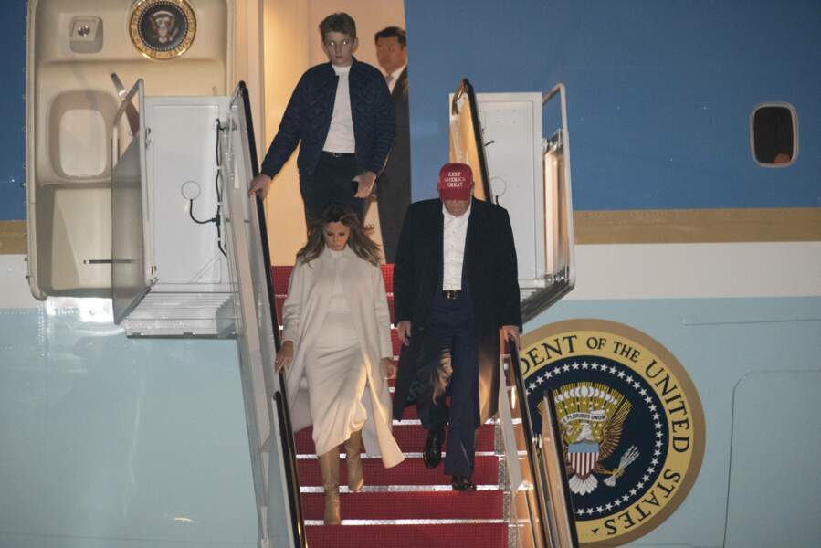 Melania Trump élégante à sa descente d'avion avec un manteau crème