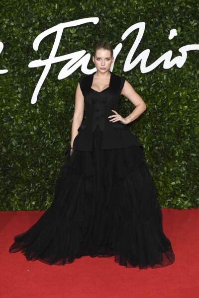 Lottie Moss canon dans une robe noire à l'inspiration victorienne pour assister à la cérémonie des "Fashion Awards 2019".