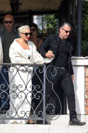 En février 2019, Lady Gaga a décidé de rompre car Christian Carino, avec qui elle était en couple depuis deux ans et à qui elle était également fiancée. La chanteuse n'aurait pas supporté sa jalousie, selon une source qui s'était confiée au magazine US Weekly.