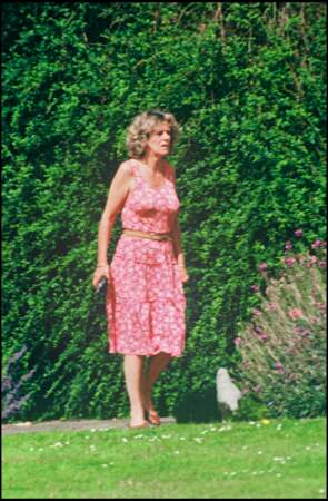 Juillet 1993 : Camilla Parker Bowles dans son jardin à Middlewick portant une petite robe fleurie.