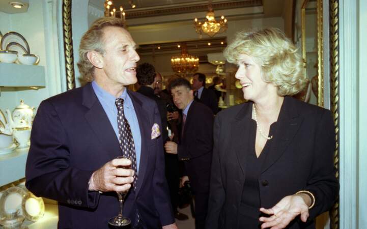 13 octobre 1998 : Camilla Parker Bowles lors d'un diner mondain aux côtés de son frère, aujourd'hui décédé, Mark Shand. 