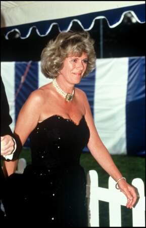 1998 : Camilla Parker Bowles portait une robe de soirée avec un décolleté plongeant. Un genre de robe qu'on ne voit plus sur elle aujourd'hui. 