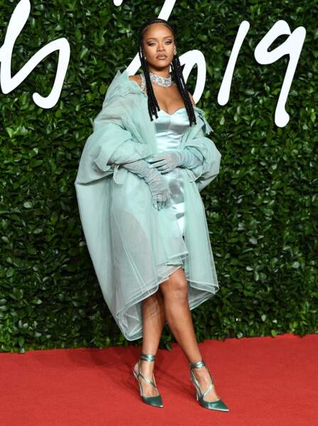 Rihanna époustouflante dans une robe courte satinée couleur menthe à l'eau de sa propre marque Fendi.