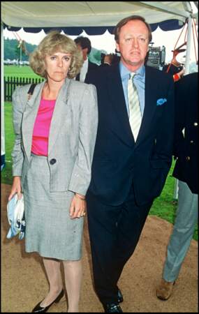 1992 : Camilla Parker Bowles en tailleur gris, aux côtés de son ancien époux, Andrew Parker Bowles, avec qui elle a eu deux enfants. 