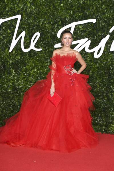 Victoria Swarovski sublime dans une robe en tulle rouge passion telle une princesse.