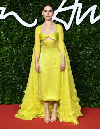Emilia Clarke époustouflante dans une robe jaune poussin signée Schiaparelli.