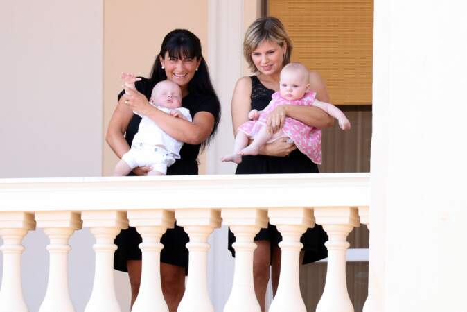 11 juillet 2015 : Le petit prince et la princesse de Monaco trop mignons en compagnie de leurs nourrices. C'était lors du premier jour des célébrations des 10 ans de règnes du prince. Il semblerait que Jacques de Monaco fasse une sieste en public.