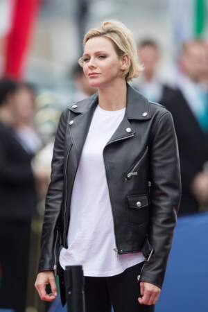 La princesse Charlène de Monaco rock et chic dans une veste perfecto à la coupe classique. 