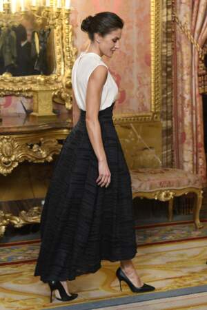 la reine Letizia d'Espagne  offre un magnifique look dont s'inspirer pour les fêtes avec son top crème, sa jupe longue HM Conscious et son chignon de danseuse.