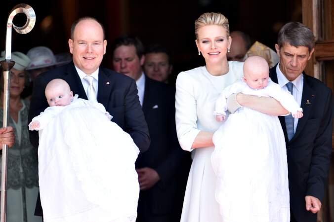 10 mai 2015 : Albert et Charlène de Monaco tout sourire en sortant de l'église après avoir baptisé Jacques et Gabriella de Monaco. 