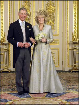 Avril 2005 : La duchesse Camilla et le prince Charles se marient et leur union était approuvée par la Reine. Cela étant dit, Camilla Parker Bowles portait une robe écru, beige et doré, car il s'agit d'un secon mariage pour tous les deux.