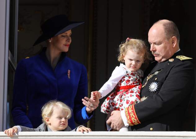 19 novembre 2017 : Les cheveux poussent pour le prince et la princesse de Monaco. La famille princière était présente à l'occasion de la fête monégasque mais ils ont l'air totalement éblouis par le soleil. 