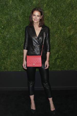 Katie Holmes glamour dans un total look cuir en pantlaon 7/8ème et blazer au col façon perfecto.