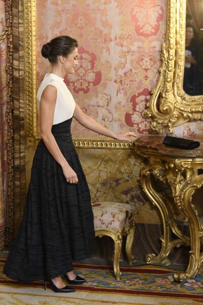La reine Letizia d'Espagne en Hugo Boss, jupe H&M Conscious et escarpins Manolo Blahnik.