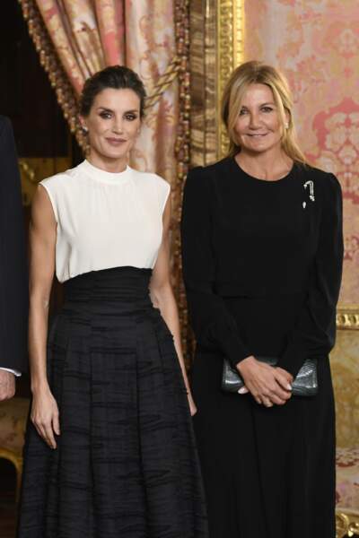 la reine Letizia d'Espagne mixe son top blanc Hugo Boss à une jupe longue et originale noire signée H&M Conscious à Madrid, le 2 décembre 2019. 