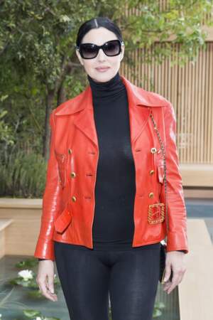 Monica Belluci au top du glamour dans un total look noir rehaussé par une veste perfecto rouge flashy griffée Chanel.