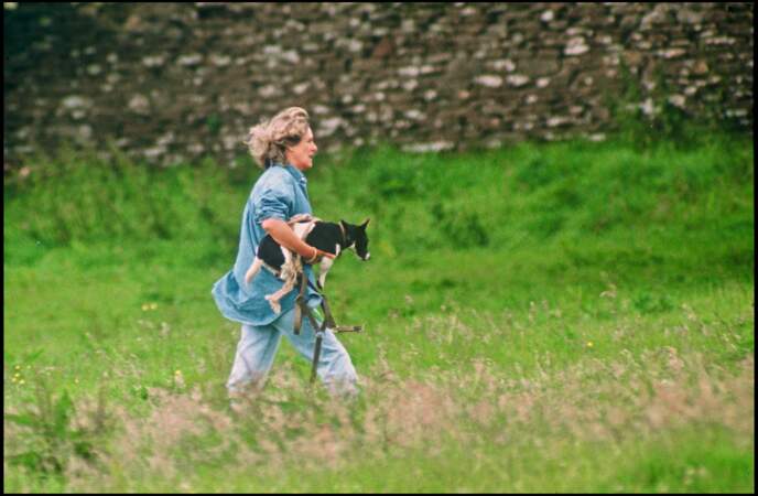 1993 : Camilla Parker Bowles dans son jardin à Middlewick portant une tenue champêtre. 
