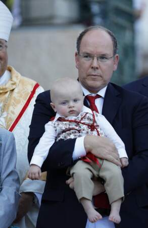 28 août 2015 : Le prince Albert II tenant dans ses bras son fils héritier Jacques à l'occasion du pique-nique traditionnel de la famille princière.