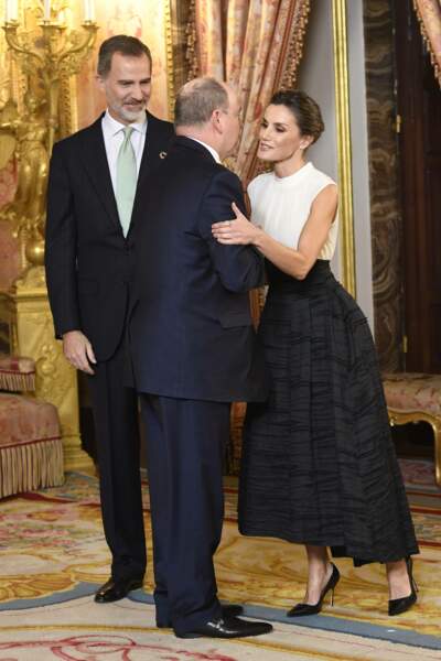 La reine Letizia d'Espagne embrasse chaleureusement le prince Albert de Monaco.