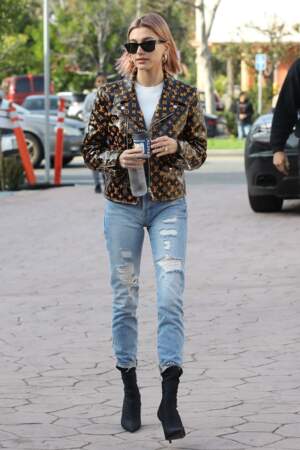 Hailey Baldwin ose une veste en cuir audacieuse ornée du célèbre monogramme LV (Louis Vuitton).