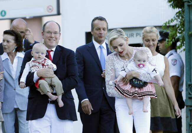 28 août 2015 : Le prince et la princesse de Monaco accompagnés de la famille de Massy, emmènent leurs enfants Jacques et Gabriella au pique-nique traditionnel qui se tient chaque année au Parc de la princesse Antoinette. Les deux bébés semblent avoir la même expression.