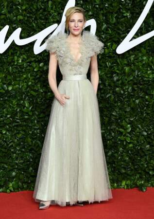 Cate Blanchett sublime dans une robe en tulle crème et brillante de la maison Armani.