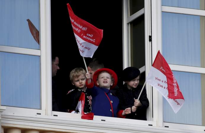 19 novembre 2019 : Le prince Jacques, la princesse Gabriella et Kaia Rose Wittstock se sont beaucoup amusés lors de la fête National, en agitant des drapeaux aux couleurs de leur Pays. 