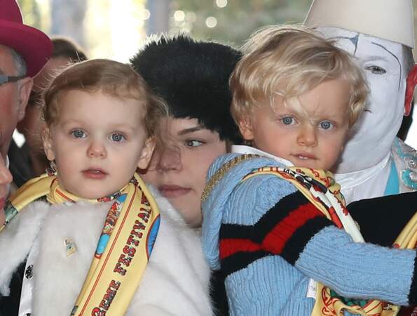 21 janvier 2018 : Les jumeaux avaient 4 ans lors de cette excursion. Sur cette photo, on observe facilement les similitudes et les différences entre les deux enfants de Charlène et du prince Albert II de Monaco.