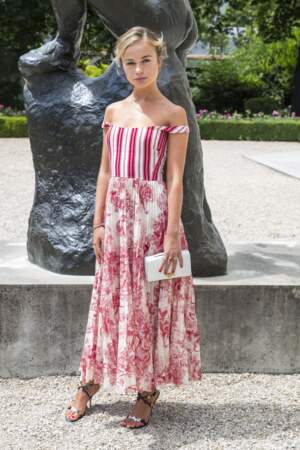 Elégante et raffinée, Amelia Windsor prend la pose dans une longue robe vaporeuse à l'imprimé toile de jouy de la maison Dior, à Paris, le 2 juillet 2018. 