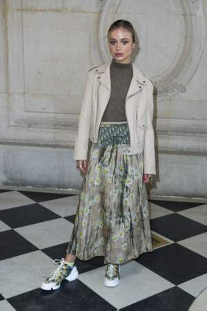 Veste perfecto en daim, jupe midi et baskets arty, Amelia Windsor offre une leçon de style lors du défilé Christian Dior printemps-été 2019, à Paris, le 21 janvier 2019.
