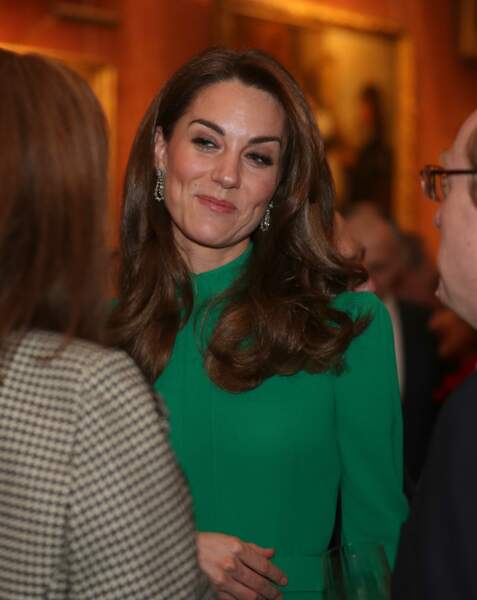 Kate Middleton dans une robe vert émeraude au décolleté à plis épais et des manches bouffantes de la créatrice Emilia Wickstead, à Buckingham Palace à l'occasion du Sommet de l'Otan à Londres, le 3 décembre 2019. 