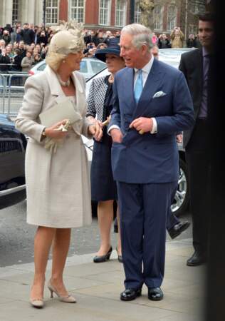 10 mars 2014 : Camilla Parker Bowles et le prince Charles assistant à la messe annuelle du Commonwealth à Londres. La duchesse porte une tenue complète de la même couleur, en revanche son collier de perles est différent.