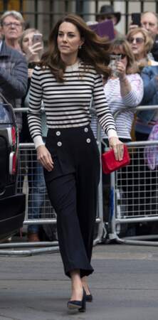 Kate Middleton associe à son look marinière une pochette rouge qui marque les débuts de son évolution de style, le 7 mai 2019.