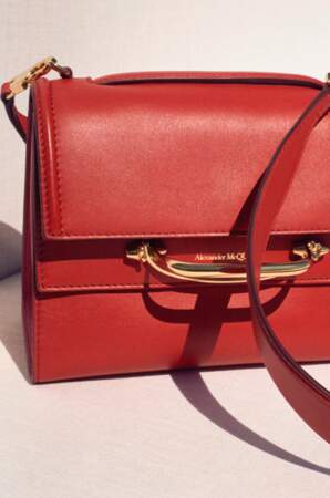 En rouge, blanc, khaki, rose ou noir, The Story Bag de Alexander McQueen séduit tous les styles. Un sac indispensable !