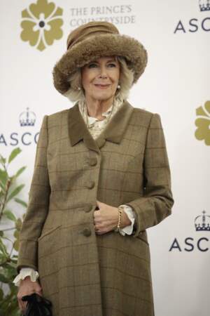 24 novembre 2017 : A Ascot, la duchesse de Cornouailles portait de nouveau un tailleur, cette fois ci à carreau et de nouveau accompagnée d'un chapeau et d'une veste très fermée. 
