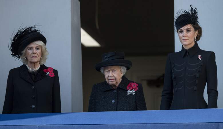 10 novembre 2019 : Camilla Parker Bowles aux côtés de la reine Elizabeth II et de Kate Middleton lors du National Service of Remembrance à Londres. La duchesse de Cornouailles, tout de noir vêtue, porte un tailleur classique. 