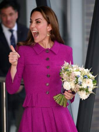 Kate Middleton porte de plus en plus souvent des couleurs flashy comme cet ensemble fuchsia qui lui va à merveille le vendredi 15 novembre, à Norwich dans le Norfolk.