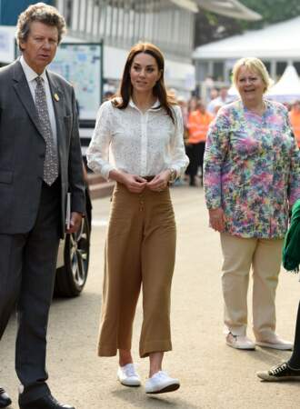 En baskets et jupe culotte, Kate Middleton casse son image si classique.