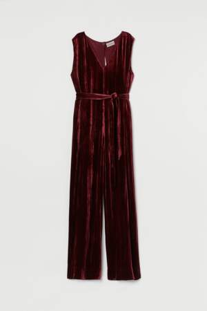 Combinaison en velours rouge bordeaux au pantalon ample à l’encolure plongeantes , H&M, 149€. 