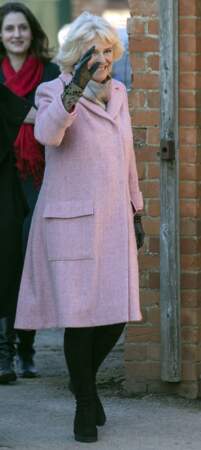 14 décembre 2018 : Camilla Parker Bowles visitait le campus Lackham avec un Manteau rose pâle, de nouveau une tenue sobre.