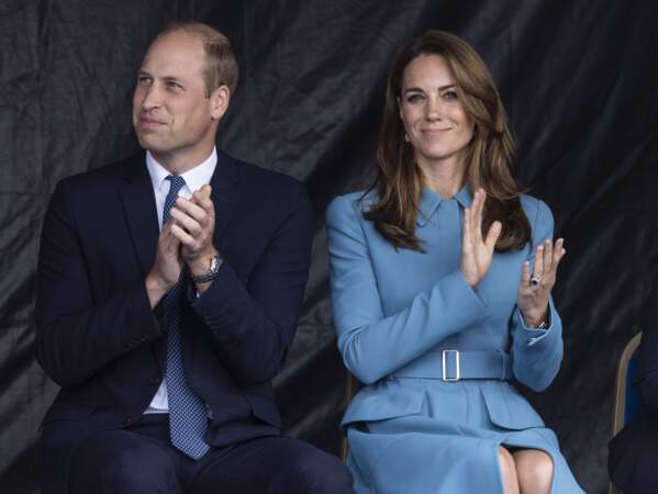 26 septembre 2019 : Kate Middleton élégante en bleu avec le prince William, mais a sensiblement raccourci ses robes et manteaux et montre ses jambes.