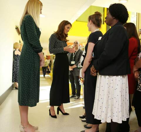 Le 19 septembre 2019, Kate Middleton mixe chemiser à pois et jupe culotte, un look branché.