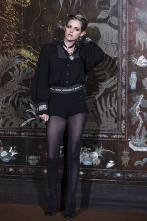 Kristen Steward rock et glamour dans une combishort pour le défilé Chanel Métiers d'Art 2019/2020.