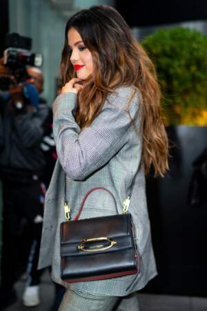 Intemporel, Selena Gomez est accro à The Story Bag de Alexander McQueen.