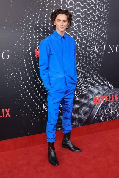 Timothée Chalamet assume l'ensemble bleu électrique et les chaussures noires à la première de "The King" à Sydney le 10 octobre 2019.