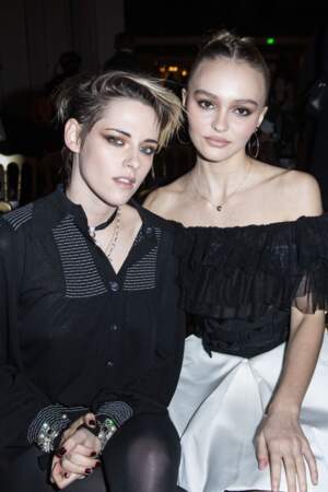 Kristen Stewart et Lily-Rose Depp très complices. Les deux égéries Chanel réunies pour le défilé des Métiers d'Art.