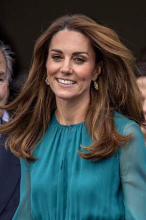 Un brushing new style, des mèches caramel qui ont fait s'emballer les fashionista sur sa nouvelle couleur de cheveux : Kate Middleton ose la colo tendance et cela lui va bien ! ici le 2 octobre 2019, juste avant le voyage au Pakistan.