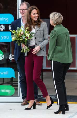 en plus de la veste de blazer, Kate Middleton porte aussi un pantalon rouge, bien plus tendance que ses slim noir.