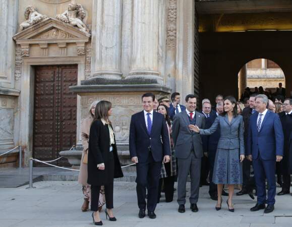 La reine Letizia d'Espagne quitte l'inauguration de l'exposition «La Granada Ziri et l'universo Bereber» à Grenade le 5 décembre 2019.