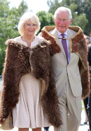 21 novembre 2019 : Le prince Charles et la duchesse de Cornouailles lors d'une visite en Nouvelle-Zélande. Pour cette fois, la princesse portait une robe à poids plus ouverte avec un collier de perles.